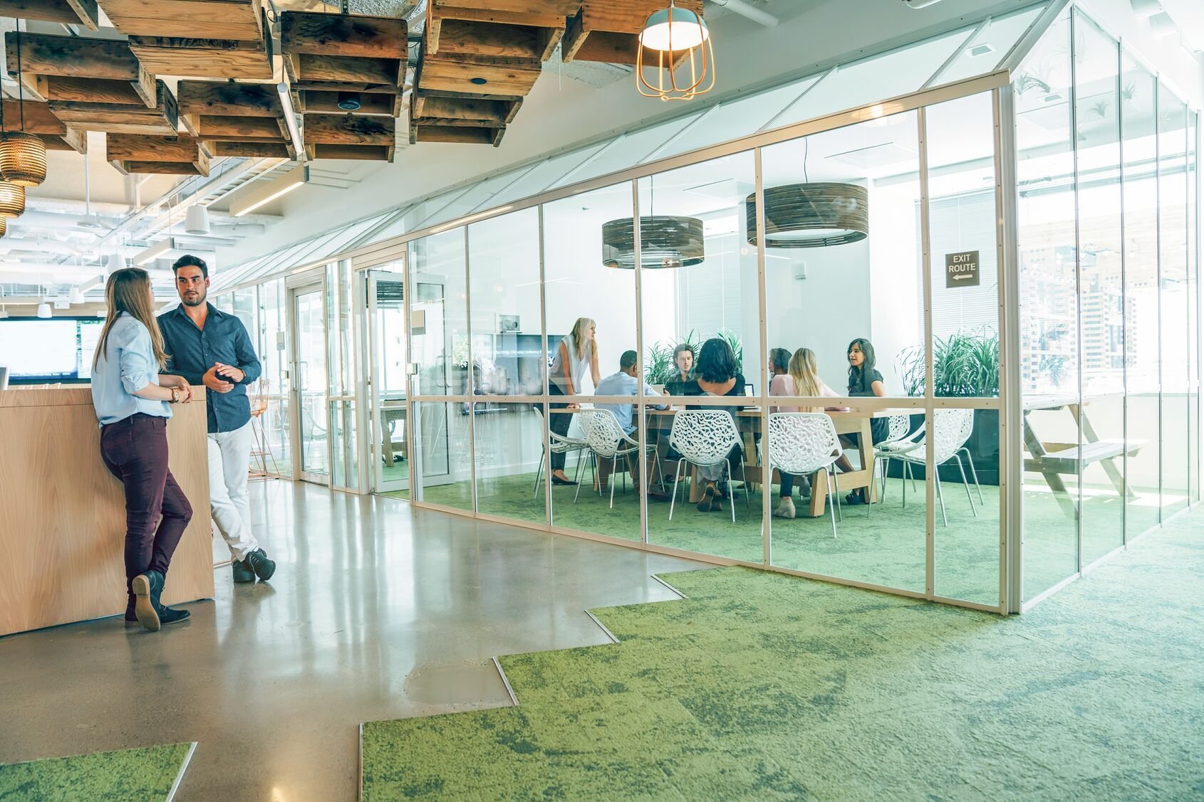 Web_Lebar-Sekelompok orang mengadakan pertemuan bisnis di ruang kantor modern