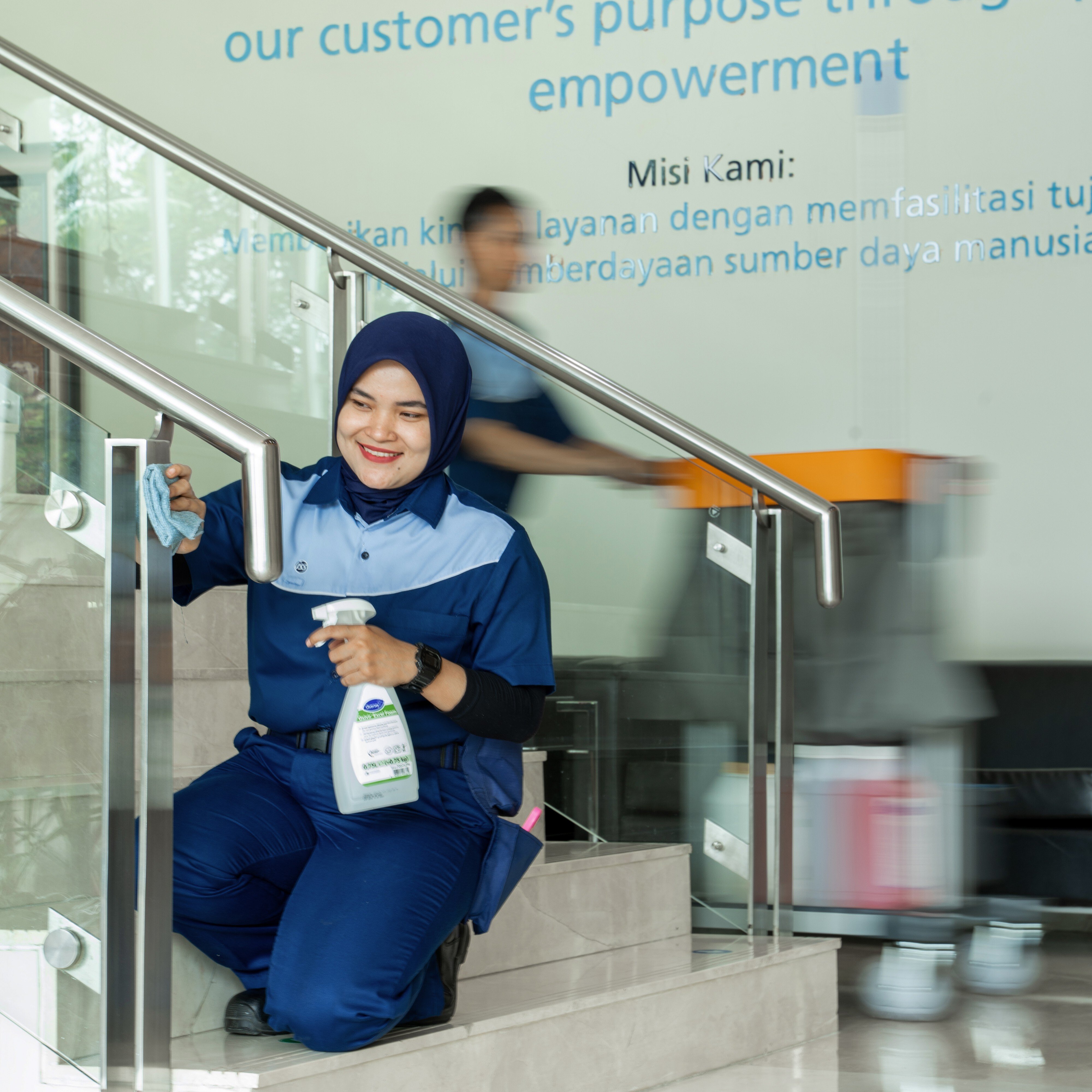 ISS ID CLEANER-LOBBY-HANDRAIL